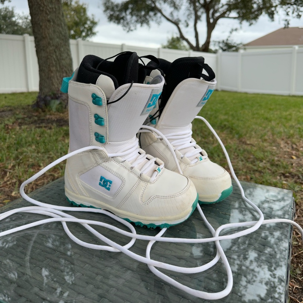 DC SHOES WOMENS SNOWBOARDING BOOTS SIZE 5 WHITE/TEAL/TURQUOISE